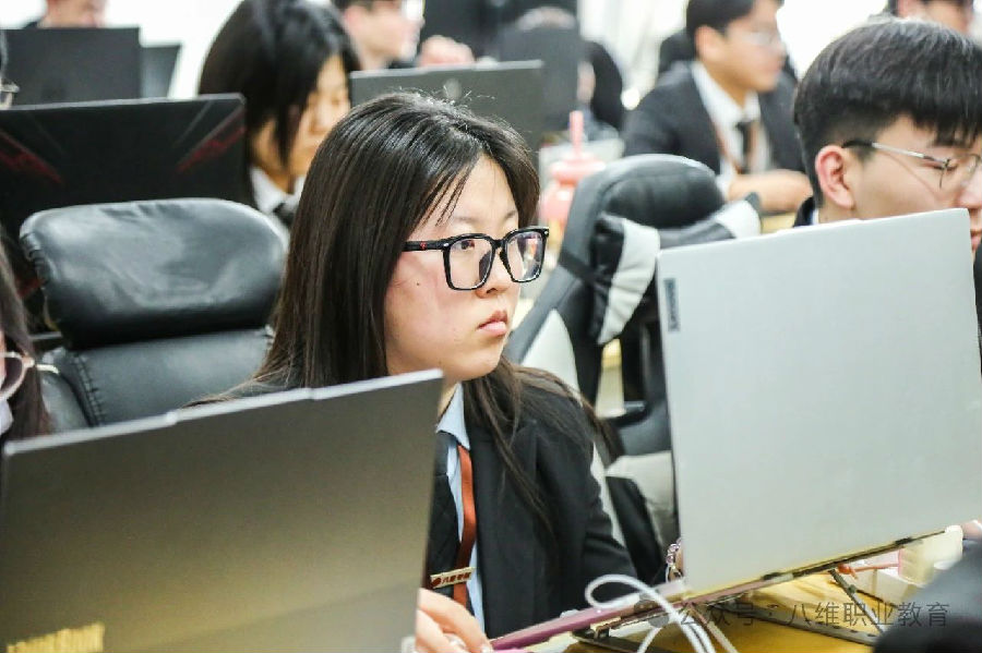 江蘇宿遷八維學校機器人時代已至創新引領未來教育