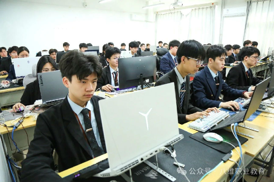 江蘇宿遷八維學校機器人教育的創新高地引領智能科技新潮流